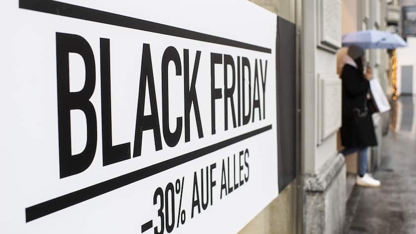 Einkaufslustige am Black Friday, ein US-Amerikanischer Brauch als Start in ein traditionelles Familienwochenende und als Beginn der Weihnachtseinkaufsaison, aufgenommen am Freitag, 29. November 2019 in Zuerich. (KEYSTONE/Ennio Leanza)