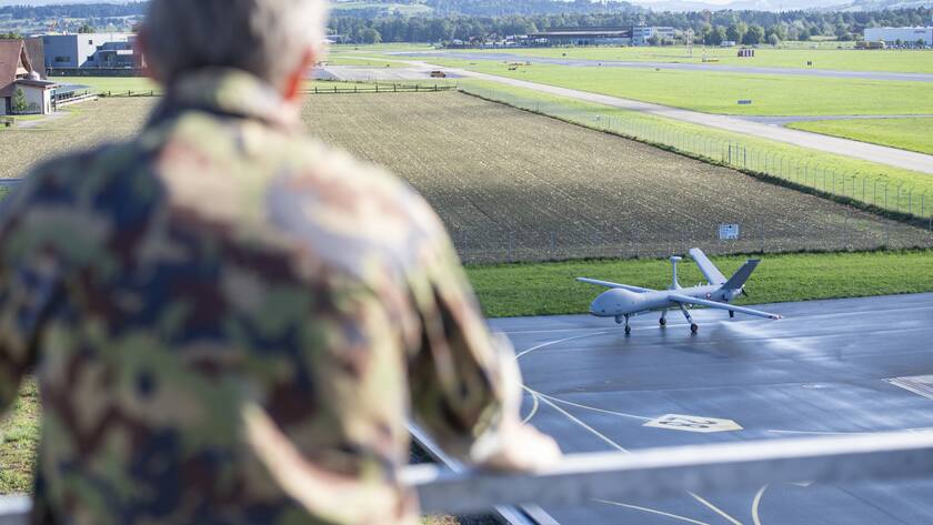 Eine Drohne des Aufklaerungsdrohnensystem 15 (ADS 15) der Armasuisse und Schweizer Armee auf dem Armee Flugplatz in Emmen am Donnerstag, 8. September 2022. (KEYSTONE/Urs Flueeler).