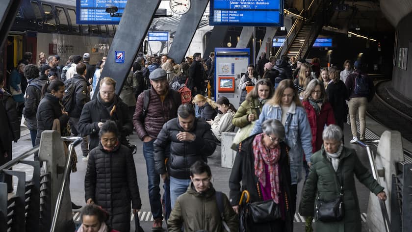 Menschen bewegen sich auf dem Bahnhof, aufgenommen anlaesslich einer Medienkonferenz zum Ausbau des Bahnhofes Stadelhofen im Rahmen des "Ausbauschrittes STEP 2035", am Donnerstag, 20. April 2023 in Zuerich. Die SBB baut ein viertes Gleis und einen zweiten Riesbachtunnel. (KEYSTONE/Ennio Leanza)