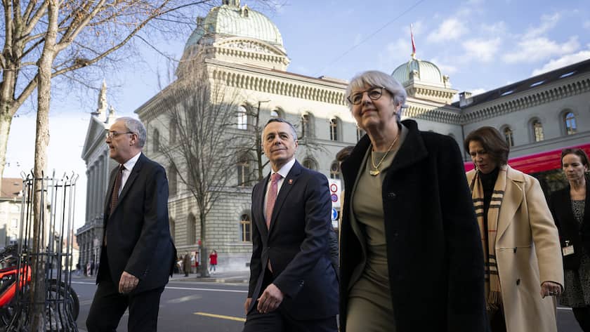 Bundesrat Guy Parmelin, Bundesrat Ignazio Cassis, und Bundesraetin Elisabeth Baume-Schneider, von links nach rechts, kommen zu einer Medienkonferenz ueber das Verhandlungsmandat mit der Europaeischen Union, am Freitag, 15. Dezember 2023, vor das Bundeshaus in Bern.(KEYSTONE/Anthony Anex)