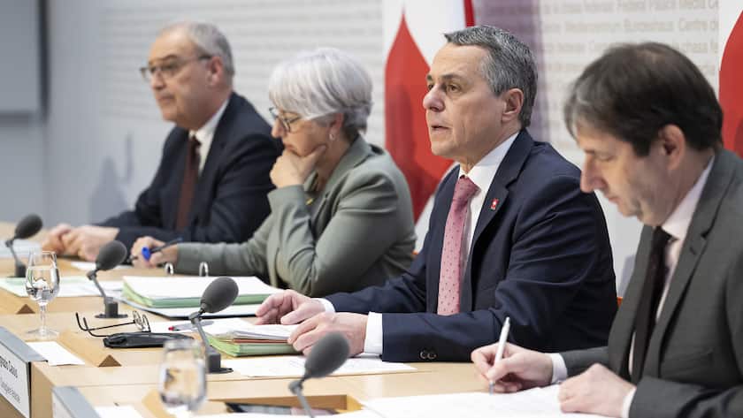 Bundesrat Ignazio Cassis, zweite-links, spricht neben Bundesrat Guy Parmelin, Bundesraetin Elisabeth Baume-Schneider, und Andre Simonazzi, Bundesratssprecher, von links, an einer Medienkonferenz ueber das Verhandlungsmandat mit der Europaeischen Union.