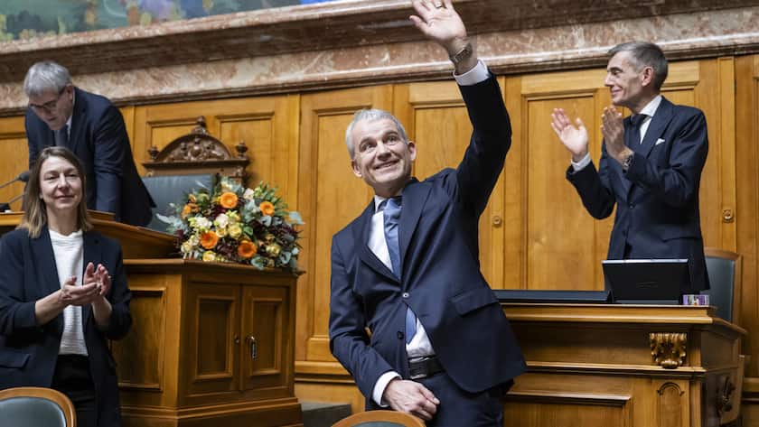 Der soeben zum Bundesrat gewählte Beat Jans winkt seiner Familie auf der Zuschauertribüne des Nationalratssaals zu.