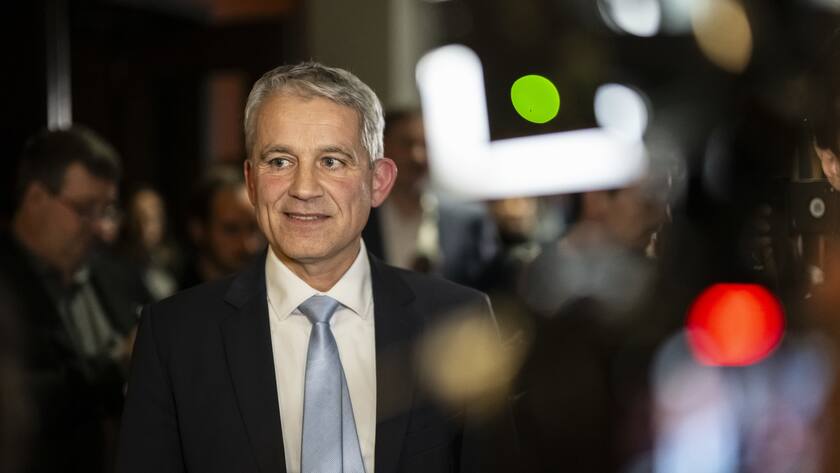 Gefilmt von TV Leuten, erscheint Bundesratskandidat Beat Jans, Regierungspraesident Basel-Stadt, zum Hearing vor der Fraktion der SVP, am Rand der Herbstsession der Eidgenoessischen Raete, am Dienstag, 5. Dezember 2023 im Bundeshaus in Bern. (KEYSTONE/Alessandro della Valle)