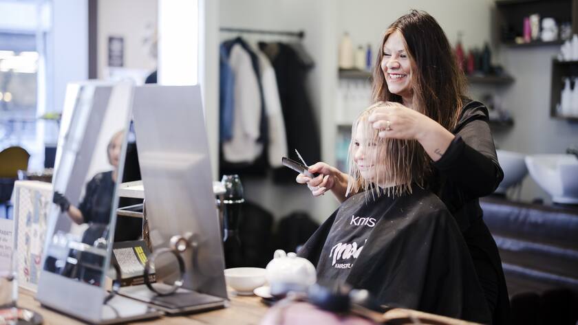 Eine Coiffeuse bedient eine Kundin im Coiffeursalon Mad Hairstyling in Zürich.