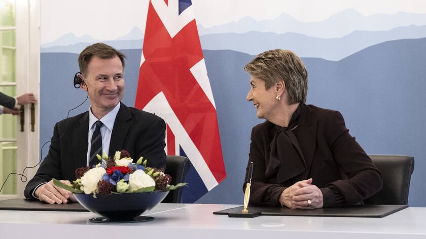 Swiss Federal Councillor Karin Keller-Sutter, right, and Chancellor of the Exchequer Jeremy Hunt speak during a press conference after signing of the agreement mutual recognition in financial services for over two years between Switzerland and the United Kingdom, in Bern, Switzerland, on Thursday, December 21, 2023. (KEYSTONE/Peter Schneider)