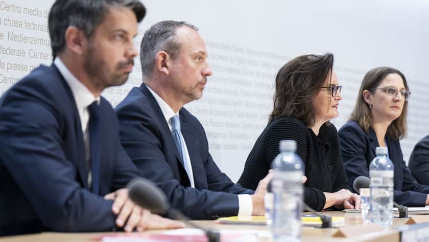 Alain Girard, Leiter Geschaeftsbereich Recovery und Resolution, Thomas Hirschi, Leiter Geschaeftsbereich Banken, Marlene Amstad, Praesidentin des Verwaltungsrats und Birgit Rutishauser, Direktorin a.i, von links, von der Finanz Marktaufsicht FINMA, orientieren ueber die Aufarbeitung der Credit Suisse Krise, am Dienstag, 19. Dezember 2023, in Bern. (KEYSTONE/Peter Schneider)