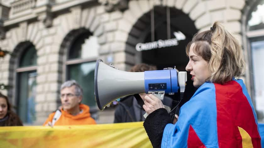 Klimastreikende ueberreichen einen offenen Brief an die Schweizer Bank Credit Suisse am Paradeplatz, aufgenommen am Dienstag, 26. November 2019 in Zuerich. (KEYSTONE/Ennio Leanza)