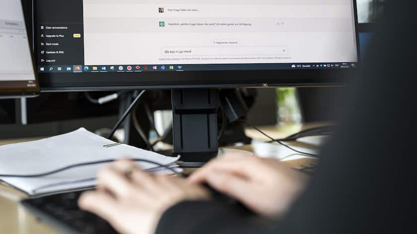 Eine Frau benuetzt ChatGPT mit einem Computer, fotografiert am Donnerstag, 30. Maerz 2023 in Bern. Die kuenstliche Intelligenz ChatGPT wurde entwickelt um Benutzern das Erstellen von natuerlich klingenden Konversationen in Echtzeit in Form eines Chatbots zu ermoeglichen. (KEYSTONE/Christian Beutler)