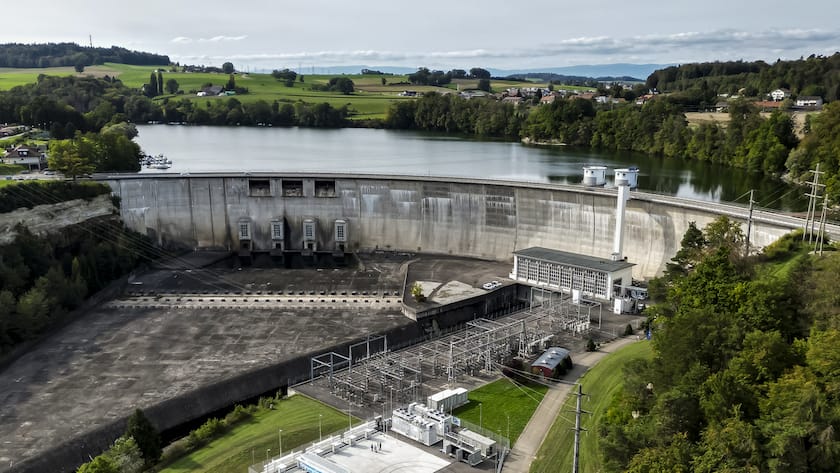 Une vue sur le barrage et la centrale hydroelectrique de Schiffenen le mercredi 4 octobre 2023 a Kleinboesingen dans le canton de Fribourg. (KEYSTONE/Laurent Merlet)