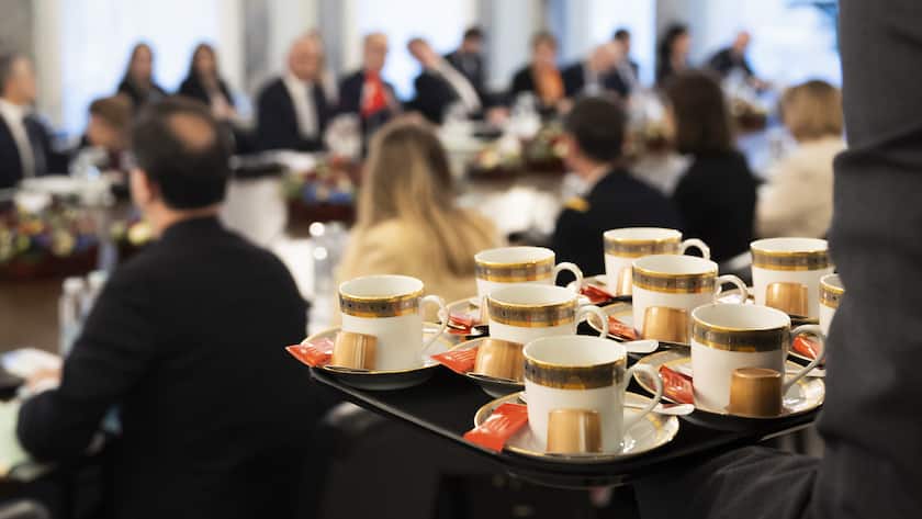 A staff member serves coffee at the beginning of the delegation meeting in Bern, Switzerland, on Wednesday, November 15, 2023. French President Emanuel Macron Macron and his wife Brigitte is visiting Switzerland for a two day state visit. (KEYSTONE/Peter Klaunzer)