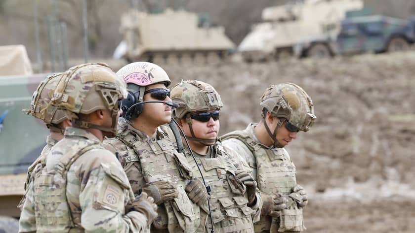 28.03.2023, Bayern, Grafenwöhr: US-amerikanische Soldaten warten bei der Artillerie-Übung «Dynamic Front 2023» auf dem Truppenübungsplatz Grafenwöhr auf Befehle. Rund 1 700 Soldaten aus 18 Nationen sind an der Militärübung beteiligt. Foto: Daniel Löb/dpa +++ dpa-Bildfunk +++ (KEYSTONE/DPA/Daniel Löb)