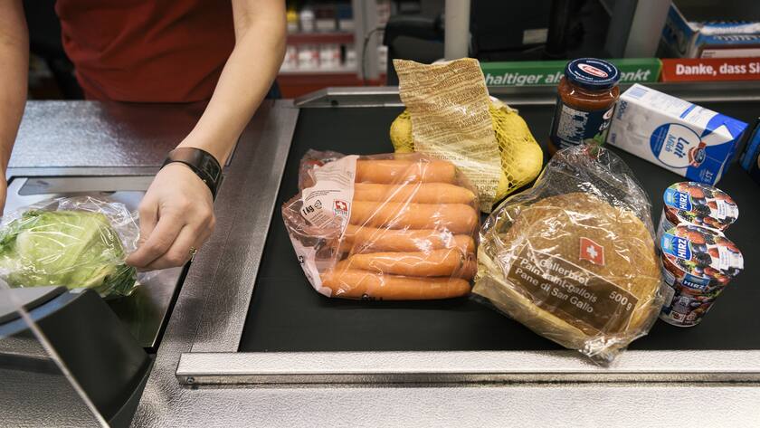Groceries being scanned by a cashier at the branch of retailer Denner in Rueschlikon, Switzerland, on May 10, 2016. (KEYSTONE/Christian Beutler)Lebensmittel werden von einer Kassiererin gescannt, aufgenommen am 10. Mai 2016 in der Filiale des Detailhaendlers Denner in Rueschlikon. (KEYSTONE/Chrisitan Beutler)