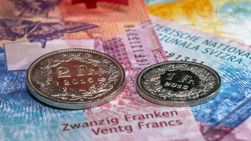 Banknoten und Muenzen, fotografiert in Basel am Dienstag, 12. Januar 2021. Die Volksinitiative "Kein Lohn unter 23 Franken" fordert die Einfuehrung eines kantonalen Mindestlohns von CHF 23.00 pro Arbeitsstunde. (KEYSTONE/Georgios Kefalas)