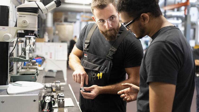 Zwei SFS-Mitarbeiter besprechen und kontrollieren die Qualitaet eines in der SFS-Fabrik hergestellten Teils, fotografiert am Montag, 9. Oktober 2023 in Heerbrugg. SFS ist ein Unternehmen fue applikationskritische Praezisionskomponenten und Baugruppen, mechanische Befestigungssysteme, Qualitaetswerkzeuge und Bewirtschaftungsloesungen. (KEYSTONE/Gaetan Bally)..