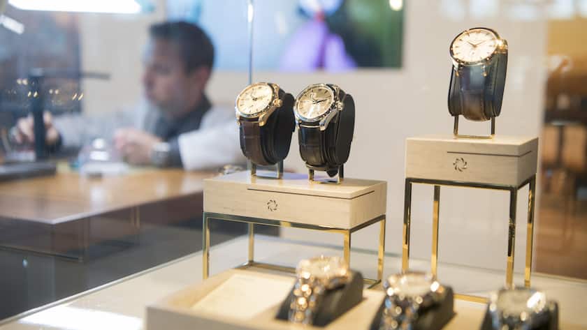 Ein Uhrenmacher in einem Showroom für Uhren