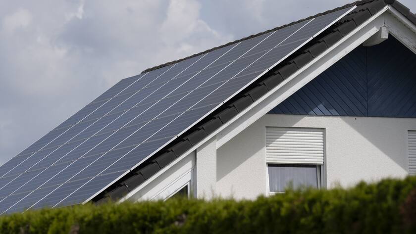 Eine Photovoltaik Anlage auf dem Dach eines Wohnhaus, fotografiert am Mittwoch, 29. Juni 2022 in Uster. (KEYSTONE/Christian Beutler)