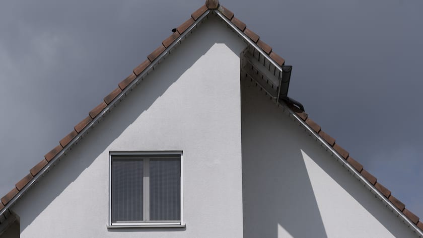 Das Giebeldach und das Fenster eines Wohnhaus, fotografiert am Mittwoch, 29. Juni 2022 in Uster. (KEYSTONE/Christian Beutler)