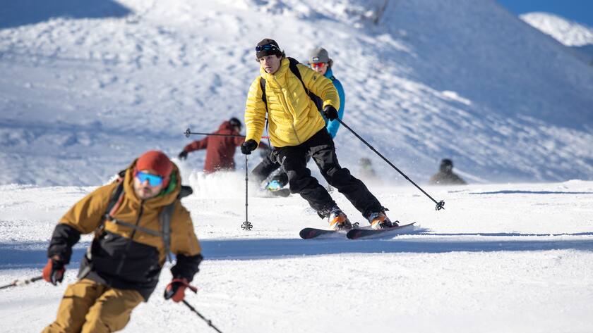 Wintersportler bei der Eroeffnung der Skisaison im Skigebiet Airolo Pescium, am Samstag, 16. Dezember 2023, in Airolo im Kanton Tessin. (KEYSTONE/Ti-Press/Francesca Agosta)