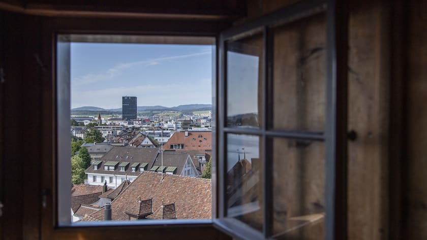 Sicht vom Zytturm ueber den Daecher der Altstadt von Zug am Freitag, 7. Juli 2023 in Zug. (KEYSTONE/Urs Flueeler).