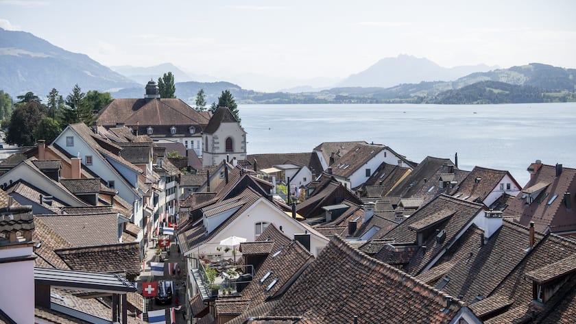 Sicht vom Zytturm ueber den Daecher der Altstadt von Zug am Freitag, 7. Juli 2023 in Zug. (KEYSTONE/Urs Flueeler).