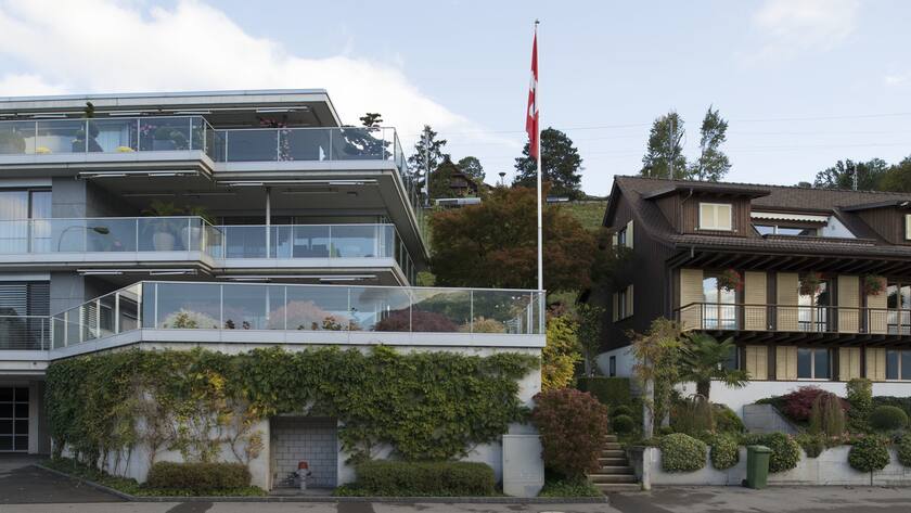 Neubauten an der Zugerstrasse in Walchwil, Schweiz, am 17. Oktober 2013. (KEYSTONE/Christian Beutler)