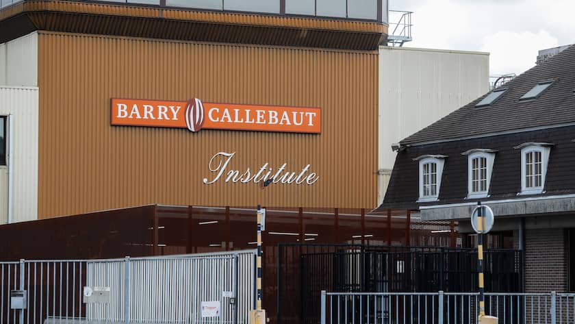 Barry Callebaut kündigt grossen Stellenabbau an epa10045285 An exterior view of the Barry Callebaut factory in Wieze, Belgium, 01 July 2022. The largest factory of the Swiss group Barry Callebaut was shut down on 30 June 2022 following the discovery of salmonella in a batch dating from 26 June 2022. EPA/STEPHANIE LECOCQ