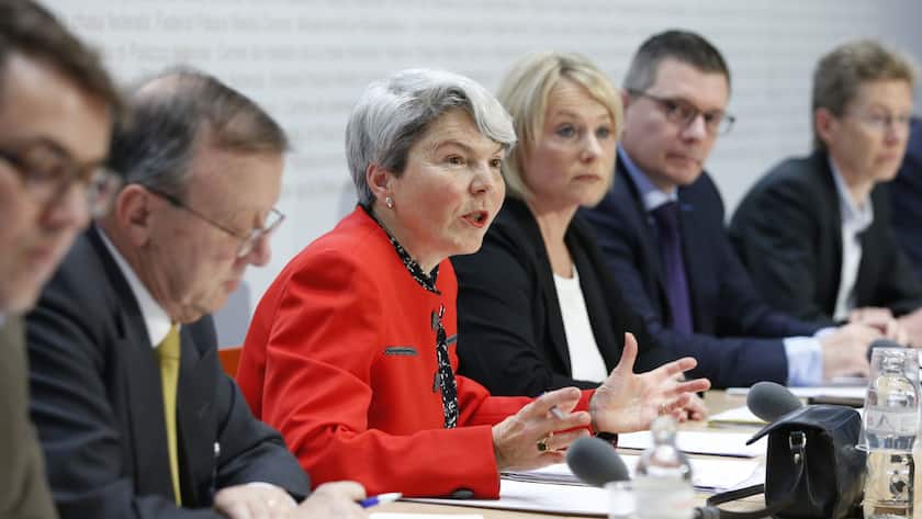 Macht Juristencheck: Die Basler Rechtsprofessorin Christa Tobler (im roten Kleid)