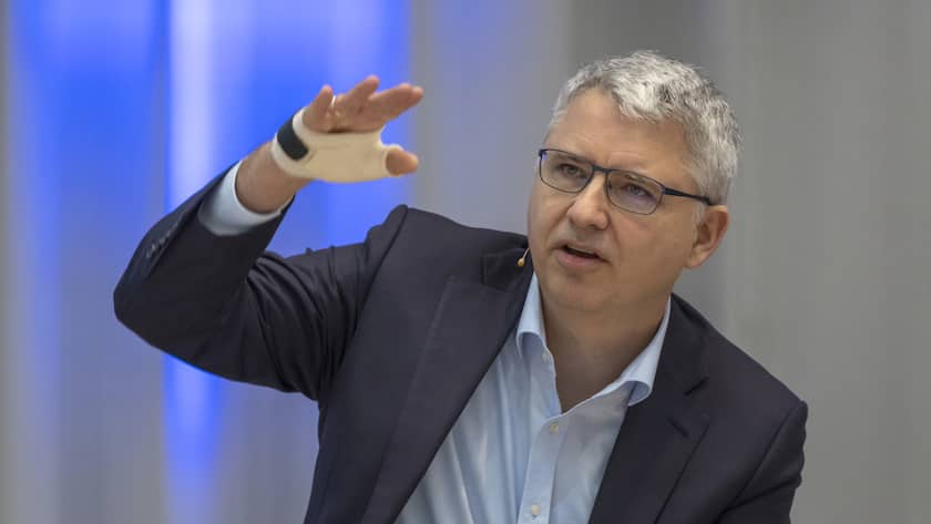 Schweizer Konzernchefs finanzieren so viele AHV-Renten Severin Schwan, CEO Roche Group, speaks during the 2022 full-year results media conference in Basel, Switzerland, on Thursday, February 2, 2023. (KEYSTONE/Georgios Kefalas)