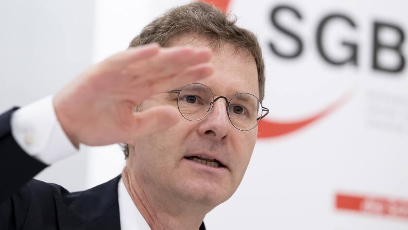 Daniel Lampart, Chefoekonom des Schweizerischen Gewerkschaftsbundes (SGB) spricht waehrend einer Medienkonferenz des Schweizerischen Gewerkschaftsbundes (SGB) zur Lohnrunde 2023, am Freitag, 8. September 2023, im Hotel Kreuz, in Bern. (KEYSTONE/Anthony Anex)