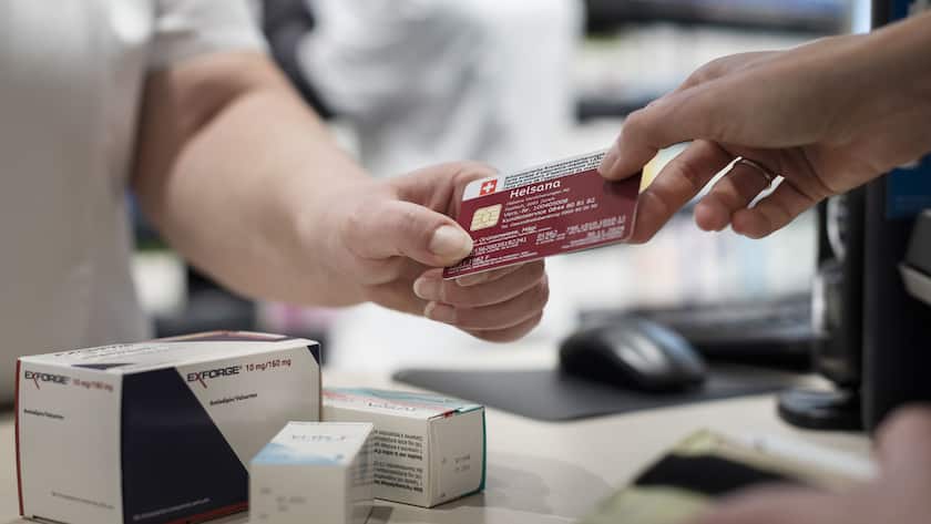 So lief es bisher: Die physische Versichertenkarte wird in der Apotheke gezeigt.