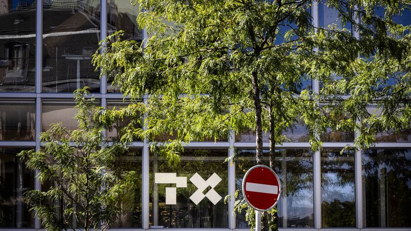 Das Logo der TX Group am Gebaeude der TX Group, Tamedia und des Tages-Anzeigers an der Werdstrasse, aufgenommen am Donnerstag, 21. September 2023 in Zuerich. Tamedia hat im Rahmen eines Sparprogramms am Donnerstag einen Stellenabbau bei seinen Deutschschweizer Medien angekuendigt. Bis zu 20 Stellen soll abgebaut werden. Bereits am Mittwoch wurde der Abbau von 28 Stellen in der Romandie angekuendigt. (KEYSTONE/Michael Buholzer)