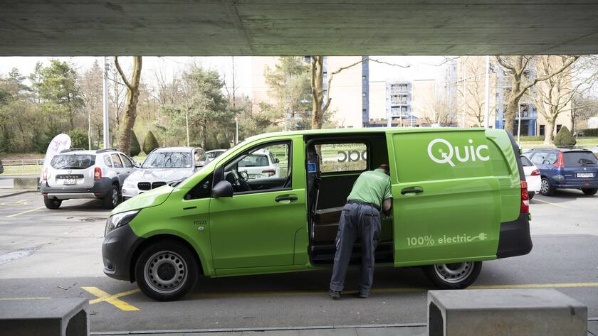 Unterwegs mit einem Paketboten von Quickpac, fotografiert am Mittwoch, 29. Maerz 2023 in Bern. (KEYSTONE/Christian Beutler)