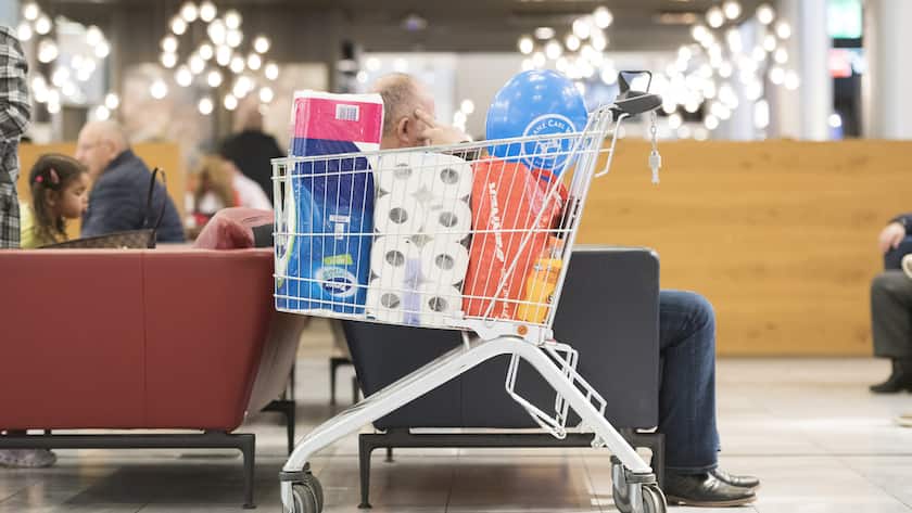 Ein Kunde sitzt hinter seinem vollen Einkaufswagen im Begegnungsbereich und betrachtet sein Mobiltelefon, im Einkaufszentrum Glattzentrum in Wallisellen, Kanton Zuerich, aufgenommen am 26. Februar 2020. Das Glattzentrum ist das umsatzstaerkste Einkaufszentrum der Schweiz. Im Jahre 2019 besuchten 9,1 Millionen Besucher das Einkaufszentrum in welchem 90 Laeden und 14 Restaurants beheimatet sind. (KEYSTONE/Goran Basic)