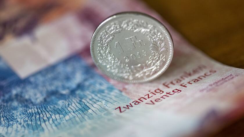 Eine Zwanzigernote und ein Einfraenkler, fotografiert in Basel, am Dienstag, 12. April 2022. Das basel-staedtische Stimmvolk hiess im Juni 2021 das kantonale Mindestlohngesetz mit 54 Prozent Ja-Stimmen gut. Es legt den Mindestlohn auf 21 Franken fest. Basel-Stadt ist der erste Deutschschweizer Kanton, der einen Mindestlohn einfuehrt. Der Regierungsrat hat nun das Inkraftsetzen des Mindestlohns beschlossen. (KEYSTONE/Georgios Kefalas)