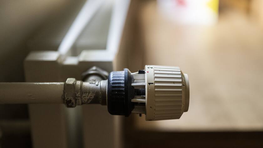 Ein Thermostat (Heizungsventil) mit Heizkoerper in einer Berner Wohnung, fotografiert am Dienstag, 13. September 2022. (KEYSTONE/Christian Beutler)