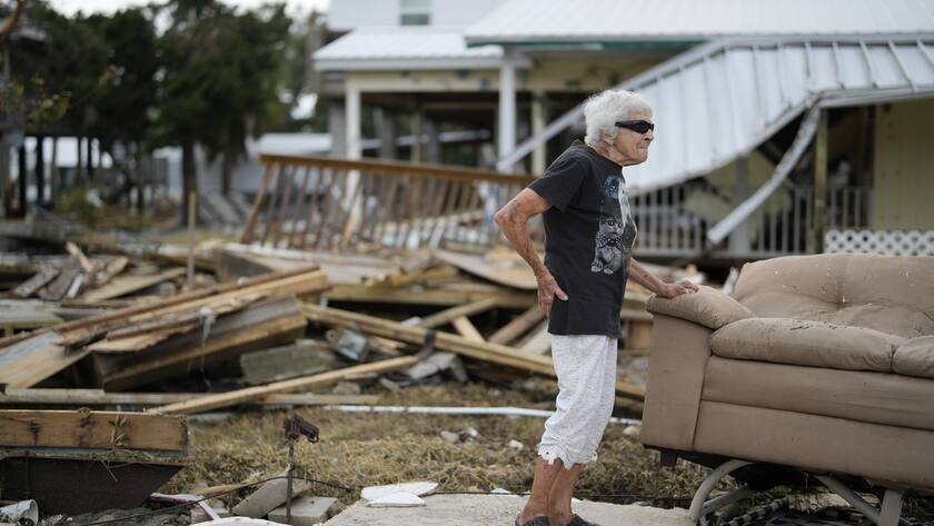 Eine Seniorin betrachtet den Schaden nach einem Wirbelsturm in Florida.