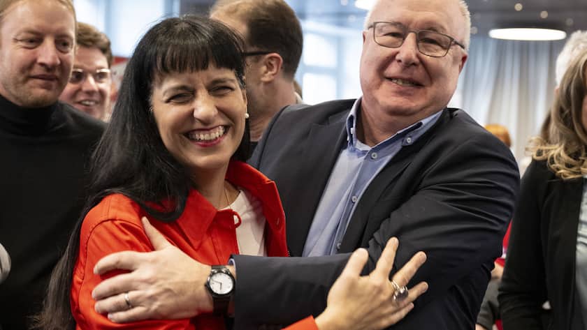 Vania Alleva, Praesidentin Unia, und Pierre-Yves Maillard, Praesident des Schweizerischen Gewerkschaftsbundes SGB, von links, freuen sich ueber die erste Prognose zum Abstimmungsergebnis zur 13. AHV Rente Initiative, am Sonntag, 3. Maerz 2024, in Bern. (KEYSTONE/Peter Schneider).