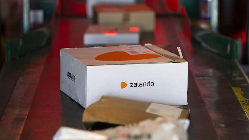 Ein Paket von Zalando liegt neben anderen Paketen auf einem Foerderband, im Paketzentrum der Schweizerischen Post in Haerkingen, am Montag 3. Juni 2019, in Haerkingen. (KEYSTONE/Peter Klaunzer)