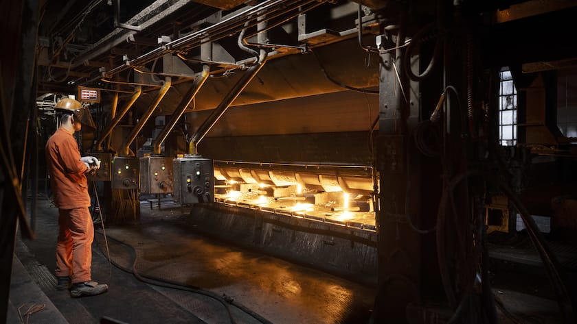 So will die Führung Stahl Gerlafingen retten Ein Mitarbeiter verarbeitet flüssigen Stahl in der Produktionsstätte der Stahl Gerlafingen im Kanton Solothurn.