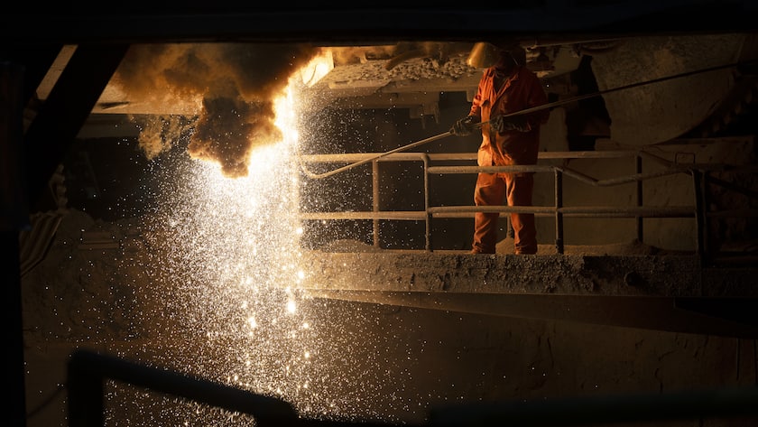 Zukunft der Schweizer Stahlfirmen hängt am seidenen Faden Ein Mitarbeiter arbeitet am Schmelzofen in der Produktionsstaette der Stahl Gerlafingen AG in Gerlafingen im Kanton Solothurn, Schweiz, fotografiert am Montag, 18. September 2023. Die Schweizer Stahlproduktionsfirma gehoert der italienischen Beltrame Group und ist der groesste Recycling-Stahlproduzent der Schweiz und ist ein fuehrender Anbieter von Bewehrungsprodukten (Armierungen) in der Schweiz. Stahl Gerlafingen ist der groesste Recycling-Stahlproduzent der Schweiz. (KEYSTONE/Christian Beutler)