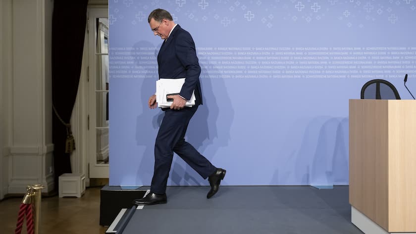ARCHIVBILD ZUM RUECKTRITT VON THOMAS JORDAN IM SEPTEMBER --- Swiss National Bank's (SNB) Chairman of the Governing Board Thomas Jordan leaves the end-of-year press conference of Swiss National Bank (SNB BNS), in Bern, Switzerland, Thursday, December 14, 2023. (KEYSTONE/Anthony Anex)