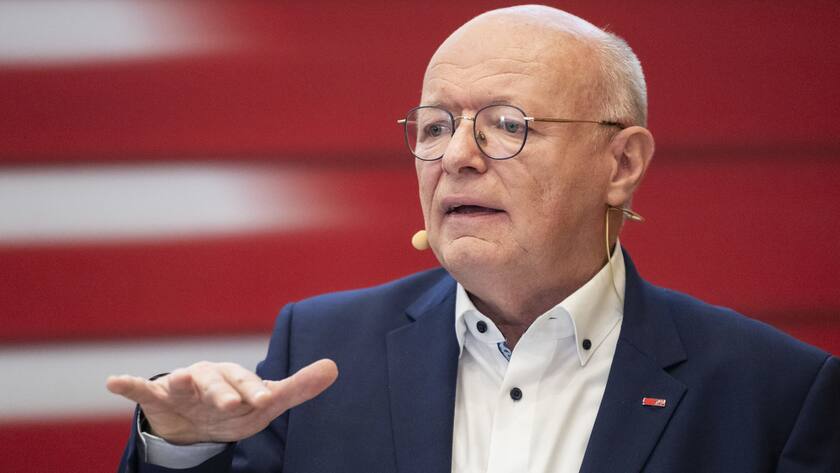 CEO Vincent Ducrot spricht an der Jahresmedienkonferenz der SBB, am Montag, 11. Maerz 2024 am Hauptsitz der SBB in Bern. (KEYSTONE/Alessandro della Valle)