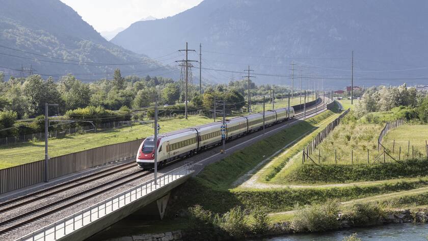 SBB-Zugstrecke im Tessin.
