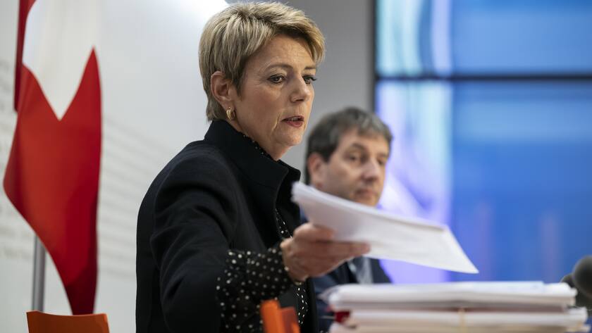 Bundesraetin Karin Keller-Sutter spricht waehrend einer Medienkonferenz zum Bericht des Bundesrates zur Too-Big-To-Fail-Regulierung (TBTF), am Mittwoch, 10. April 2024, im Medienzentrum Bundeshaus in Bern. (KEYSTONE/Anthony Anex)