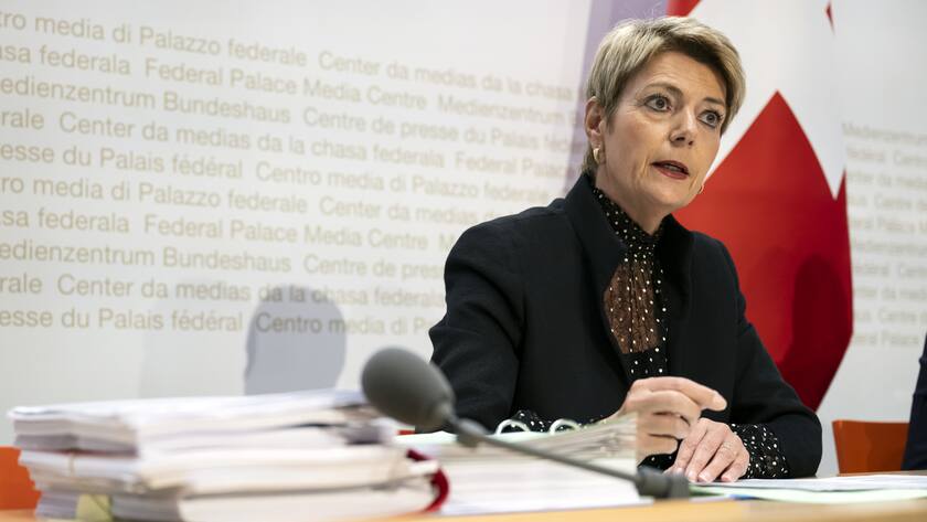 Bundesraetin Karin Keller-Sutter, spricht waehrend einer Medienkonferenz zum Bericht des Bundesrates zur Too-Big-To-Fail-Regulierung (TBTF), am Mittwoch, 10. April 2024, im Medienzentrum Bundeshaus in Bern. (KEYSTONE/Anthony Anex)