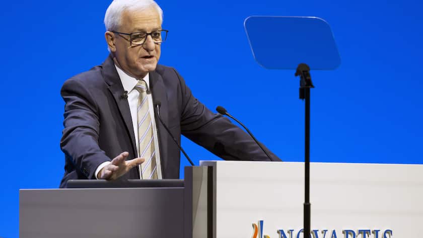 Joerg Reinhardt, Verwaltungsratspraesident des Schweizer Pharmakonzerns Novartis, spricht waehrend der Generalversammlung, in der St. Jakobshalle in Basel, am Dienstag, 5. Maerz 2024. (KEYSTONE/Georgios Kefalas)
