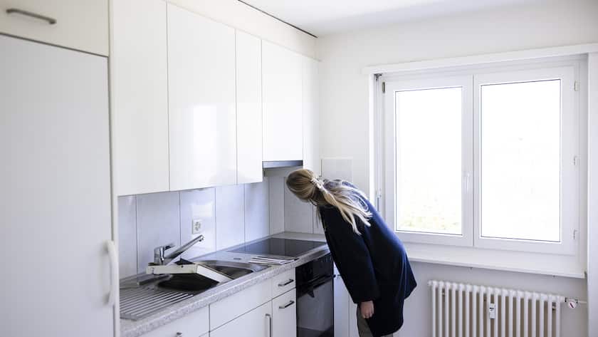 Eine Interessentin betrachtet die Kueche waehrend einer Wohnungsbesichtigung in einer Wohnung der Liegenschaften Stadt Zuerich (LSZ) am Dienstag, 28. Maerz 2023 in Zuerich. (KEYSTONE/Michael Buholzer)