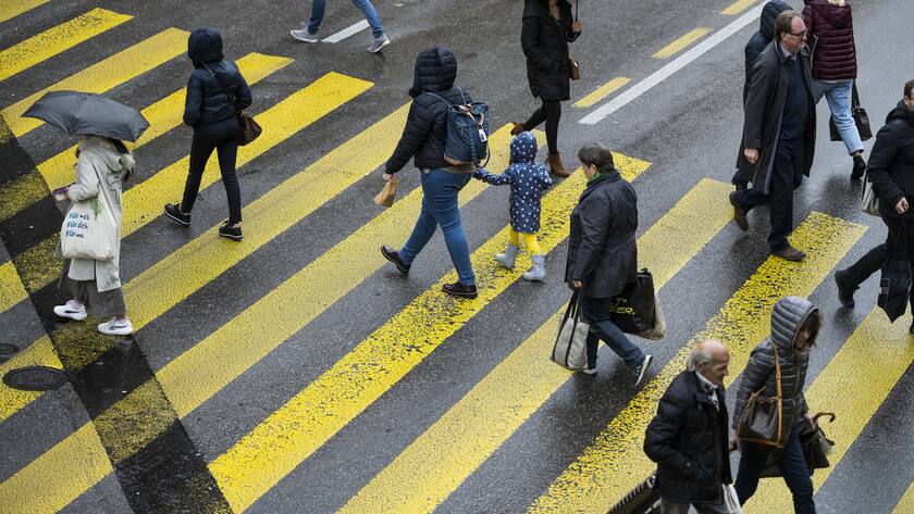 Leute ueberqueren einen Fussgaengerstreifen, fotografiert am Mittwoch, 9. November 2022 in Bern. (KEYSTONE/Christian Beutler)