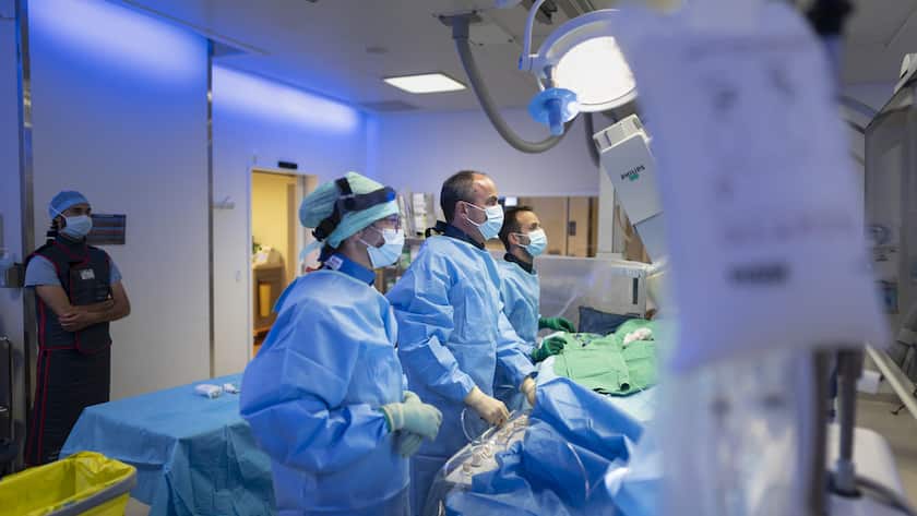EDITORS NOTE : UTILISATION POSSIBLE UNIQUEMENT POUR ILLUSTRER DES SUJETS SUR LA CARDIOLOGIE AU CHUV -Deux cardiologues du Centre hospitalier universitaire vaudois (CHUV) operent une personne avec un probleme de coeur dans la salle de catheterisme le mardi 23 aout 2022 a Lausanne. (KEYSTONE/Gaetan Bally)
