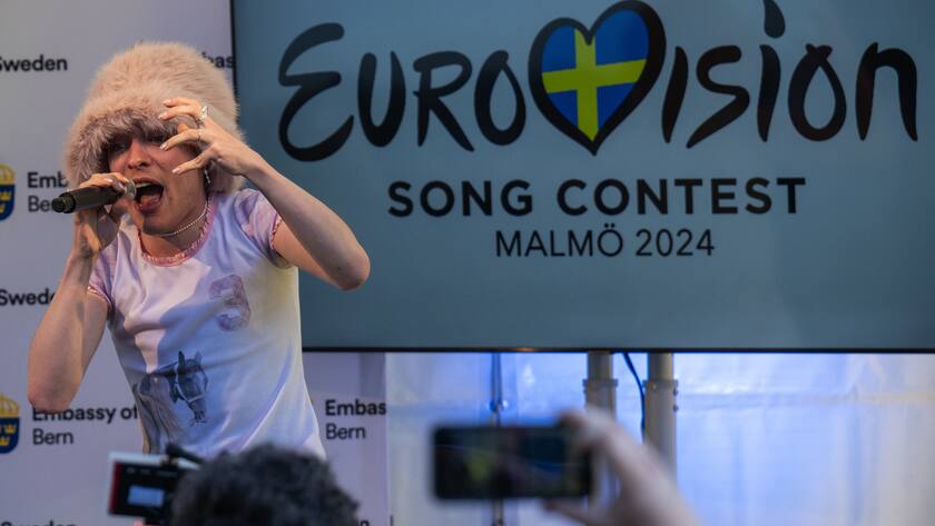 Nemo singt anlässlich der Feier zum 50-Jahres-ESC-Sieg von Abba in der Schwedischen Botschaft in Bern (im April 2024).